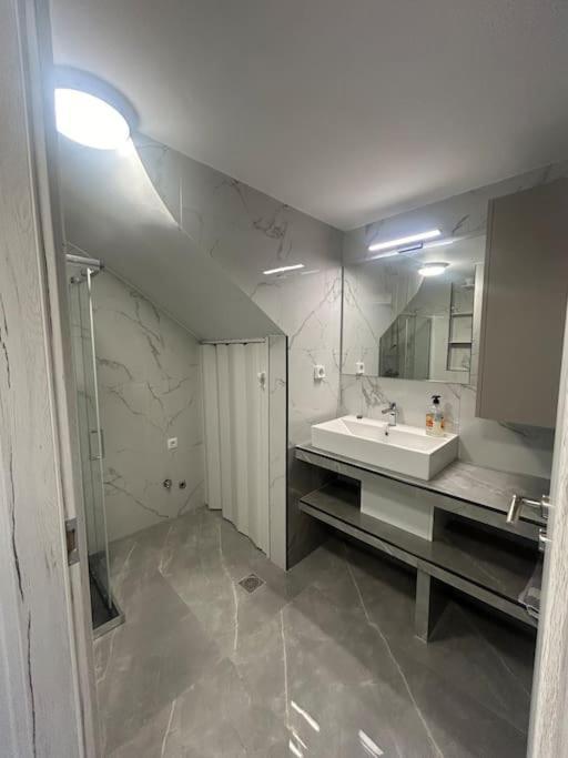 Luxury Apt 5Min To Metro Nikaia Pireu Exterior foto