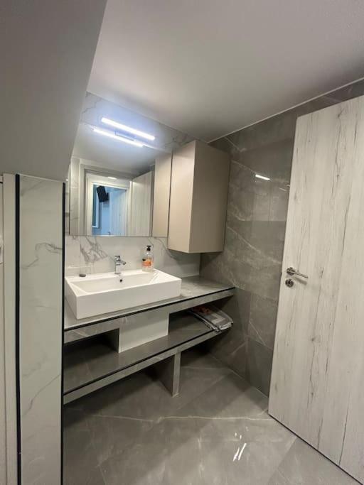 Luxury Apt 5Min To Metro Nikaia Pireu Exterior foto